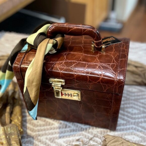 Nice! Bentony 1990's Alligator Embossed Travel Makeup Case with Lock  (NWOT) - Picture 11 of 16